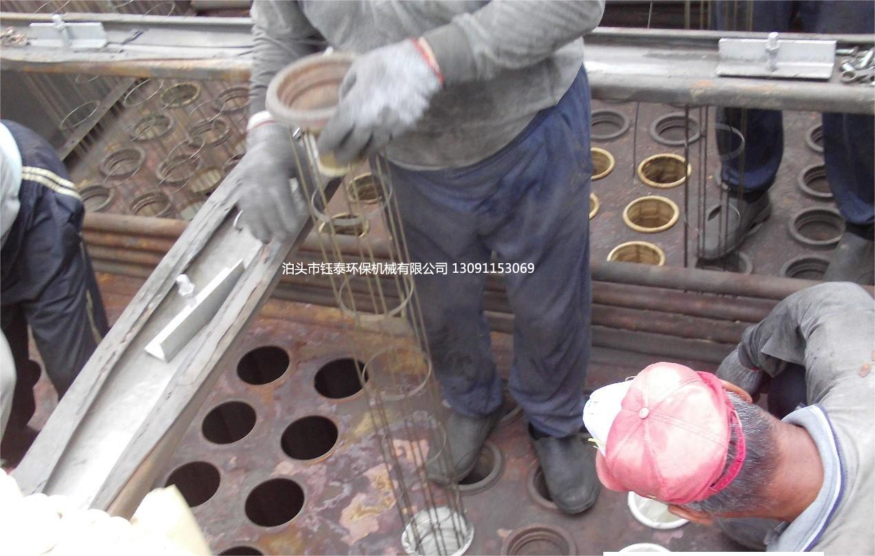 新疆石河子30T鍋爐除塵器（qì）布袋更換中